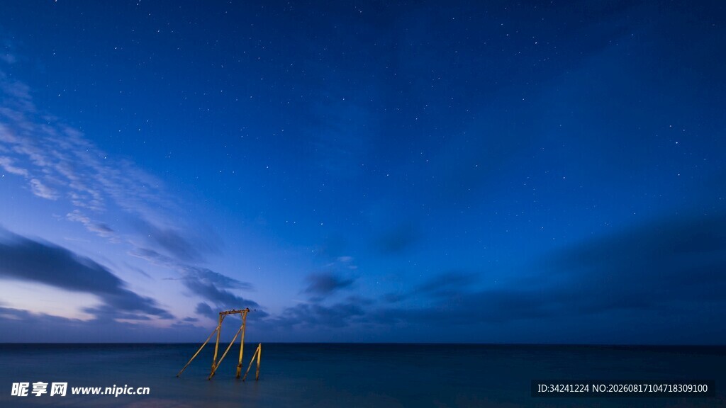 夜空下的广阔海面