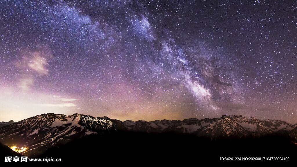 壮丽星空下的山脉景观