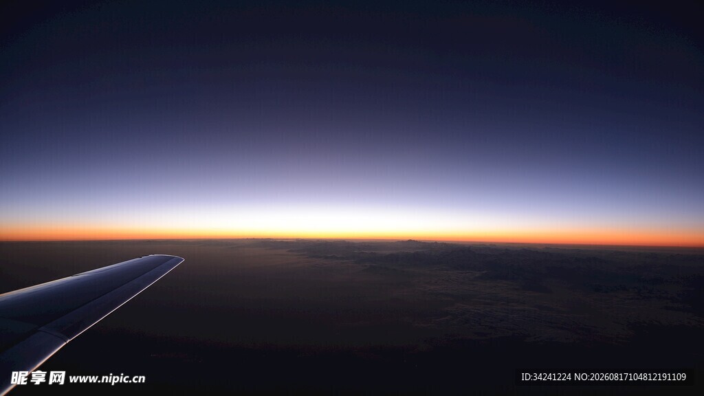太空中的日出景象