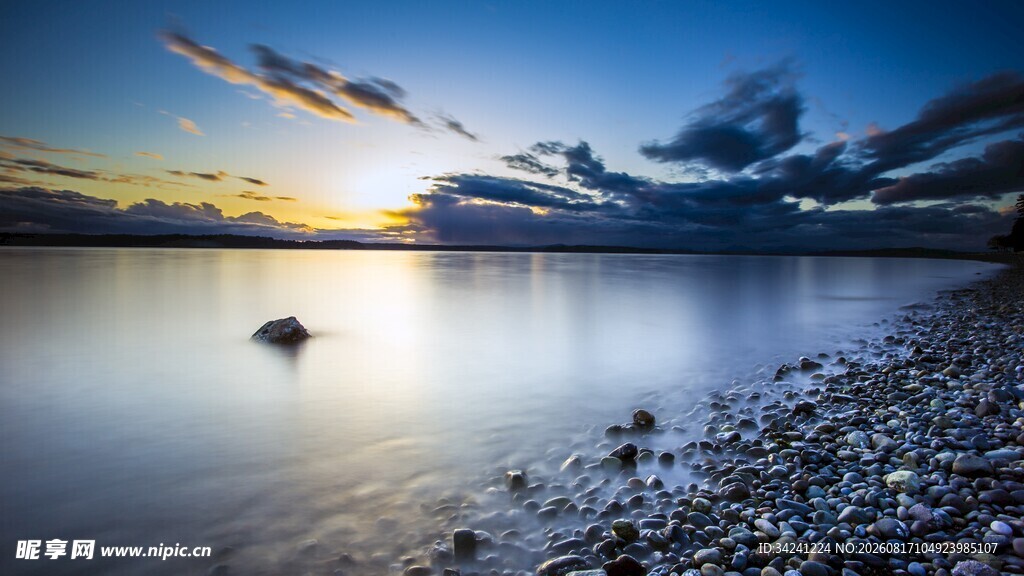 湖畔日落美景
