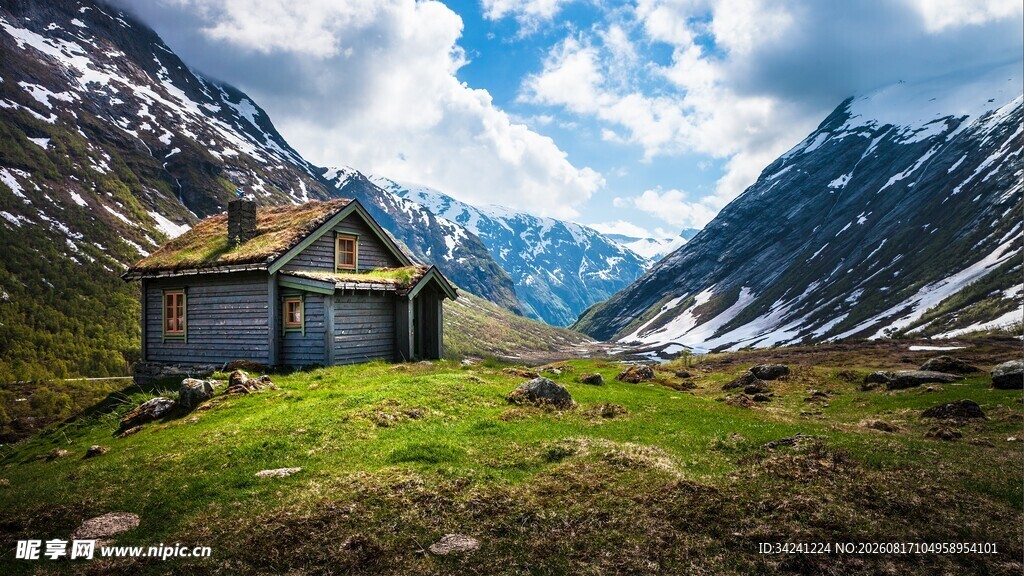 山间小屋伴壮美雪山风景