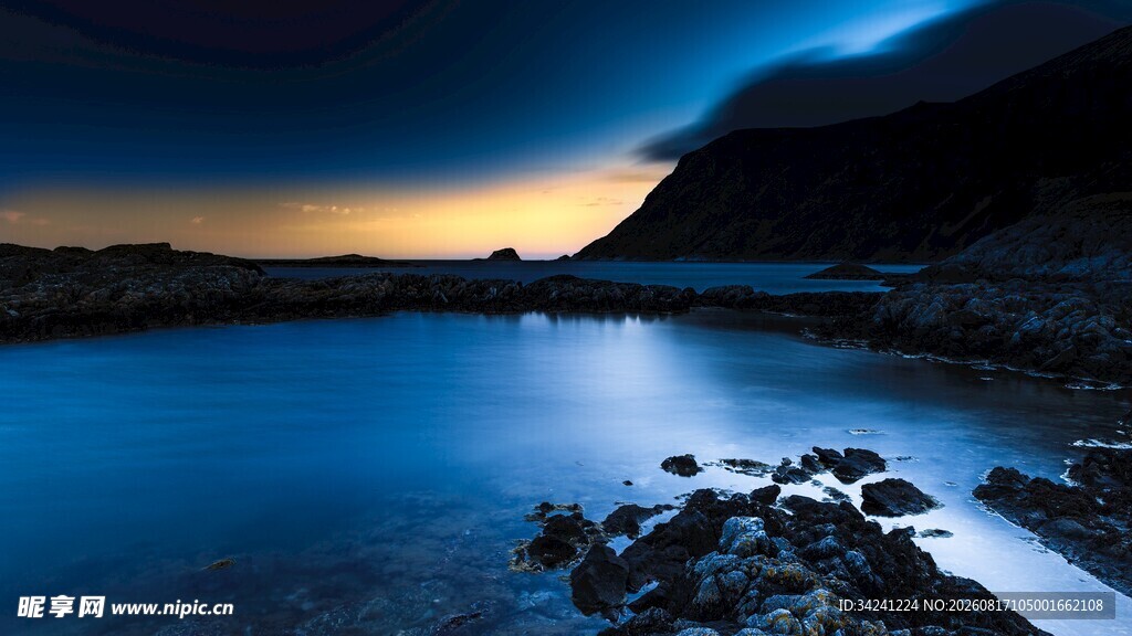 夜幕下静谧的蓝色海岸