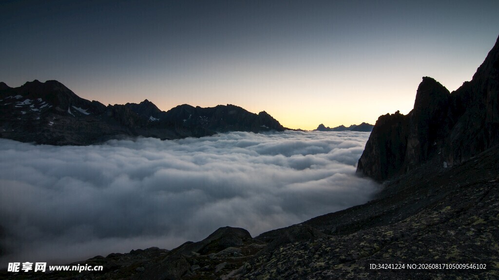 山间云海日出壮丽景观
