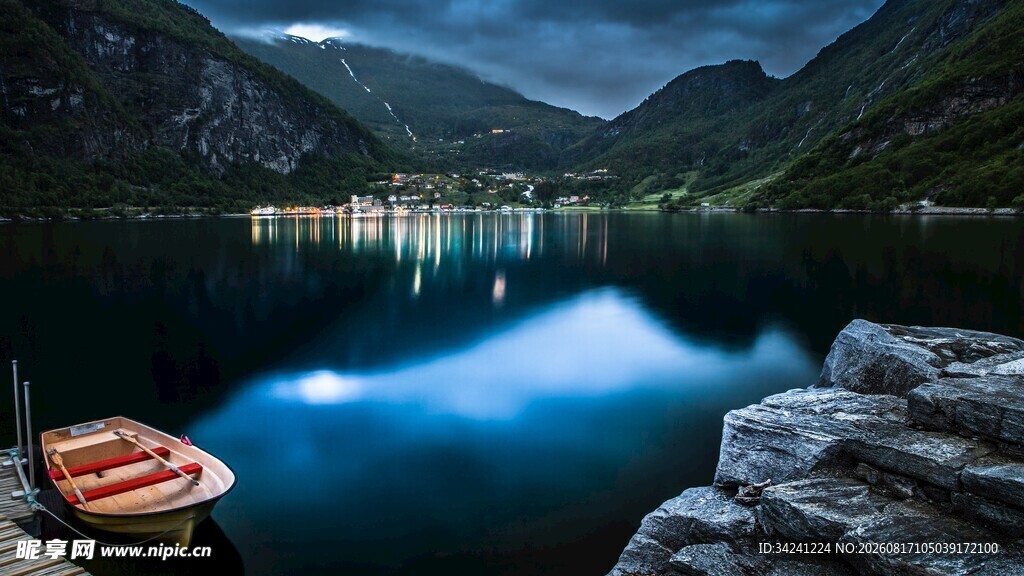 静谧湖畔小船夜景图