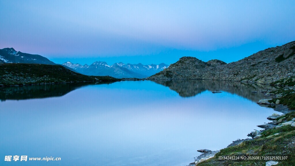宁静湖景山峦倒影映蓝天
