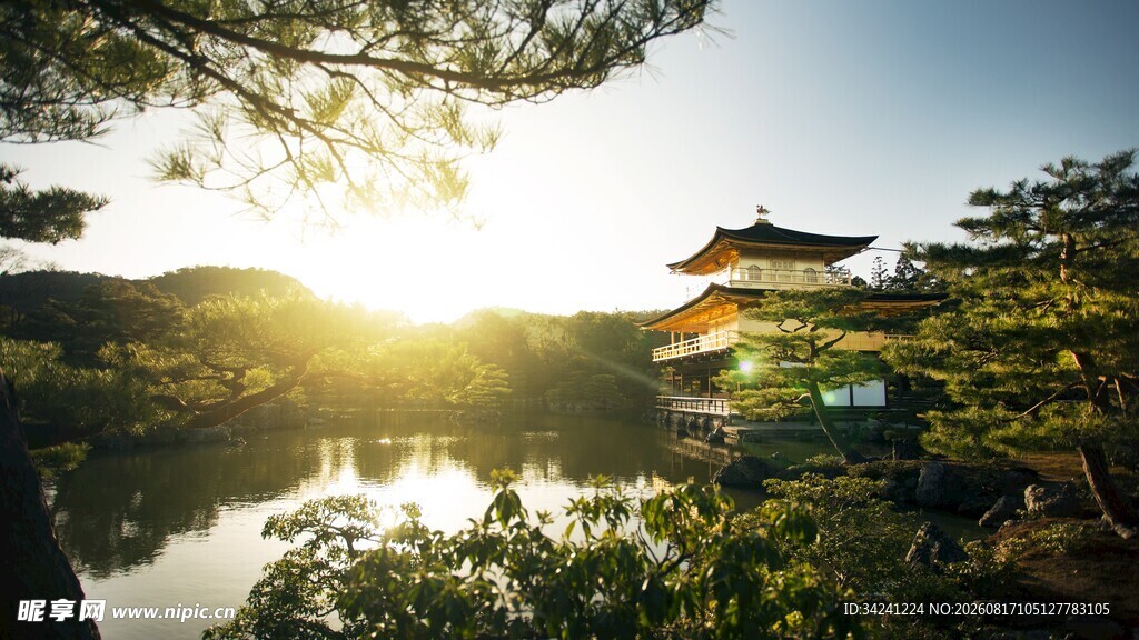 湖畔古亭映夕阳
