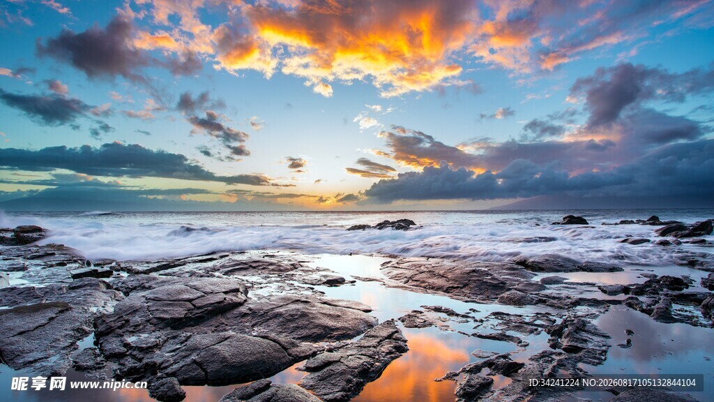 海边日落时的礁石美景