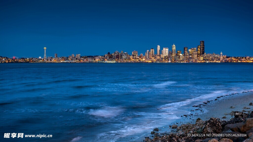 海滨城市夜景璀璨海岸线