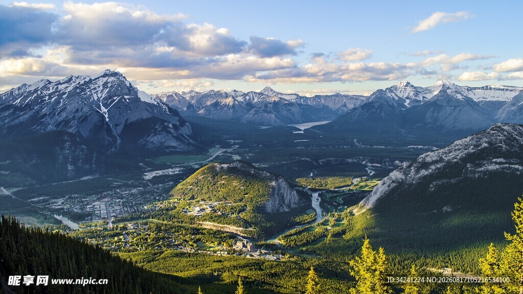壮丽山峦间的美丽山谷景色