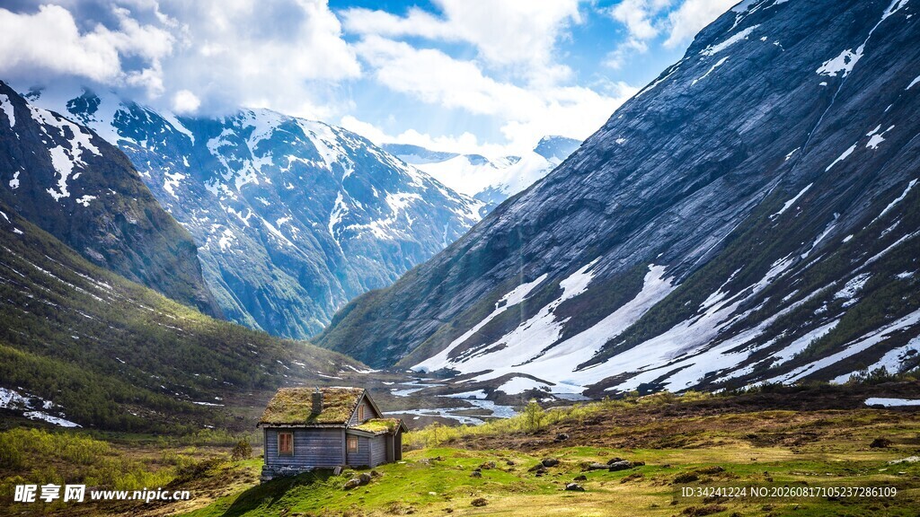 山间小屋壮美雪山风光
