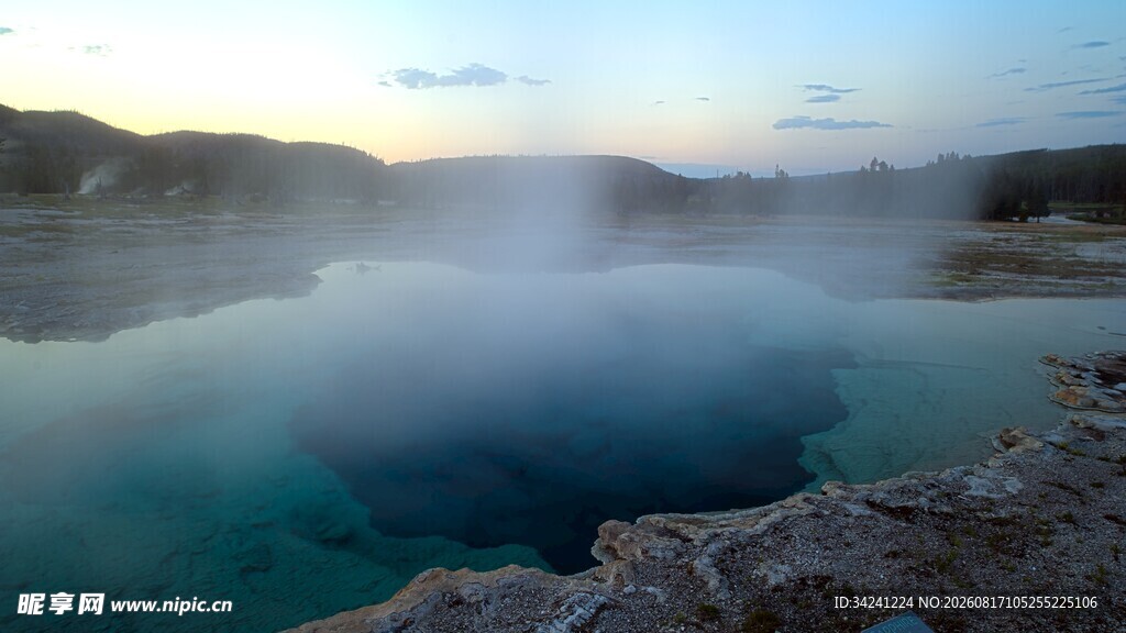 梦幻蓝泉氤氲水汽之景