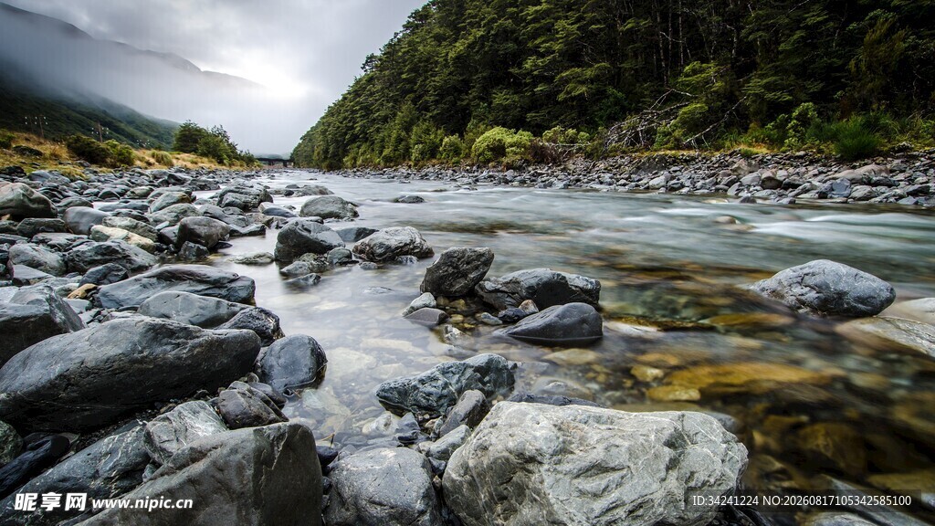 山间蜿蜒溪流与嶙峋怪石