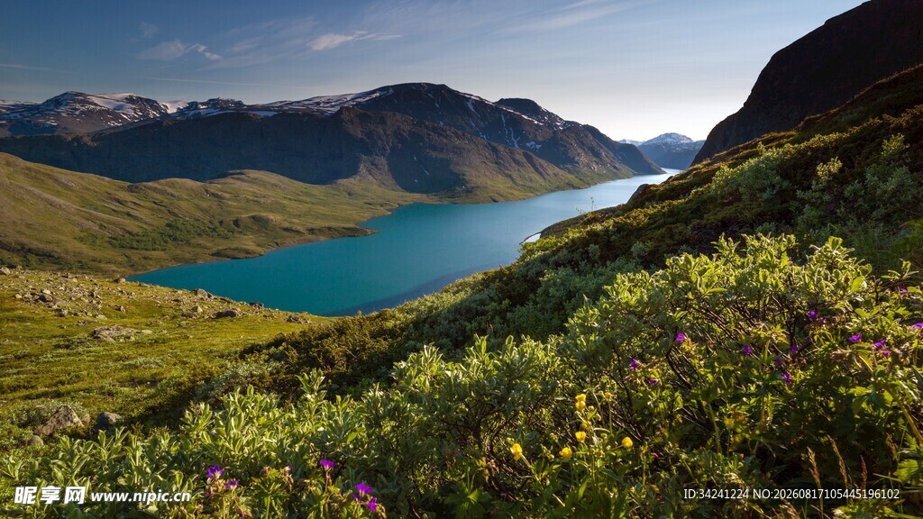 山间碧湖美景