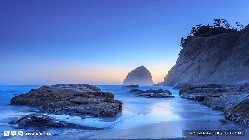 海边暮色中的岩石美景