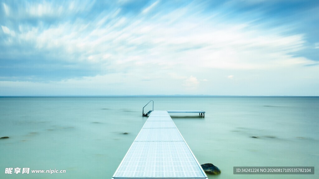海边栈桥伸向远方