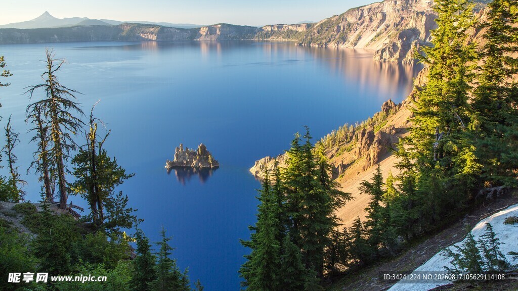 火山口湖旁的壮丽森林景观