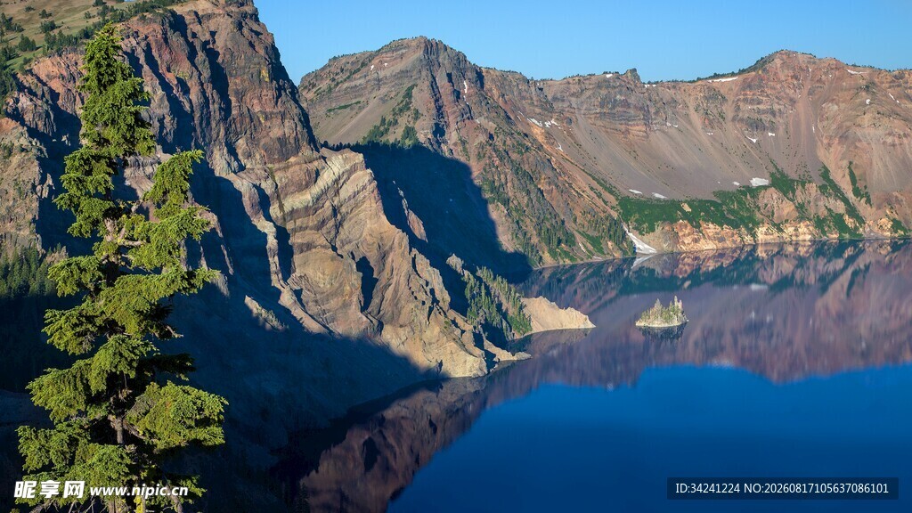 火山口湖的壮丽自然景观