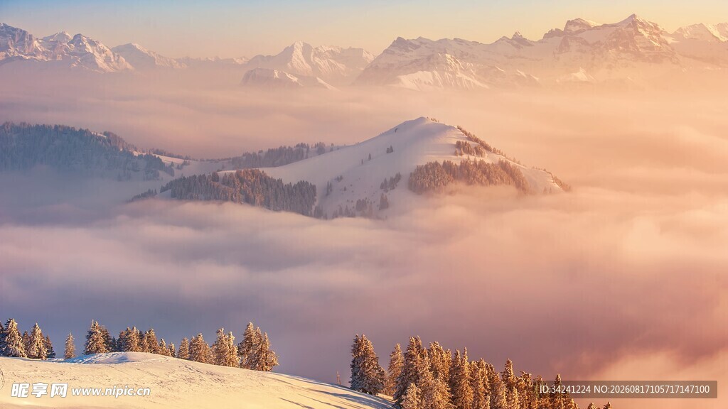 雪山云海间的壮丽美景