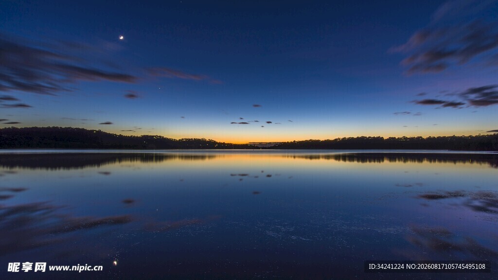 宁静湖面的绝美星空夜景
