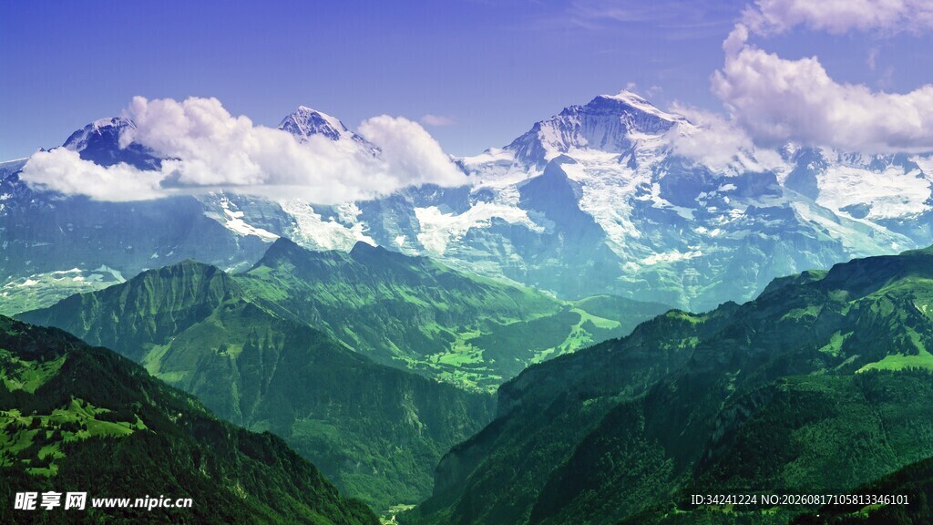 壮丽山景云雾缭绕的绿色山峦