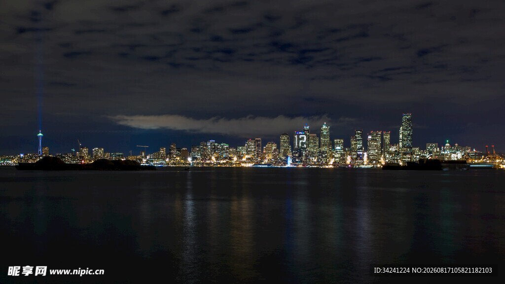 城市夜景湖畔璀璨灯火