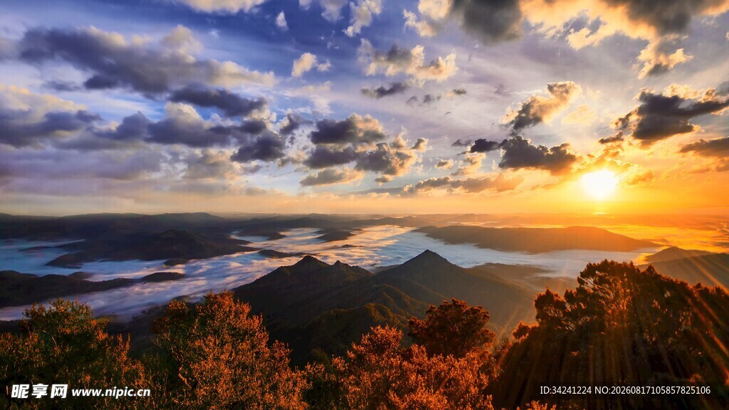 壮丽山间日落美景