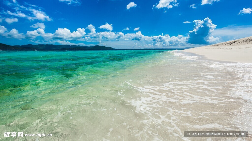 美丽海滨沙滩与碧蓝海水