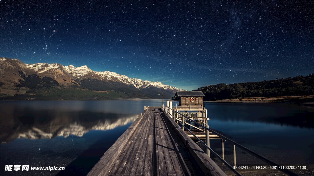 湖畔栈桥夜景星空倒映
