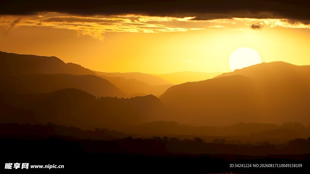 夕阳下的壮丽山峦景色