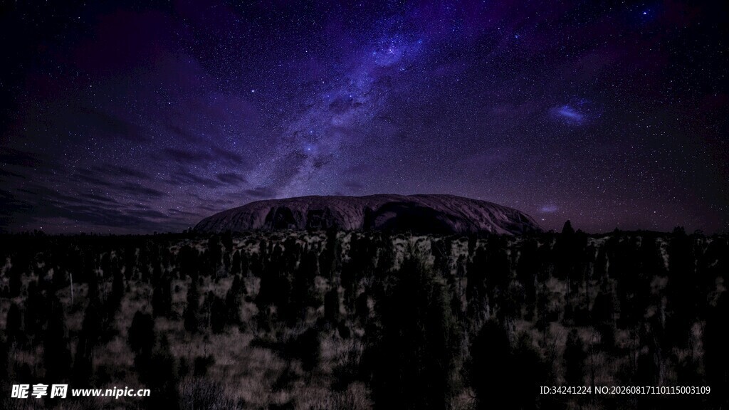 夜空下的山林与璀璨星河