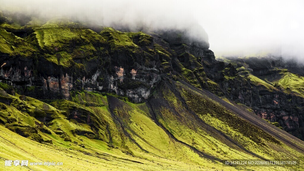 翠绿山峦间的自然美景