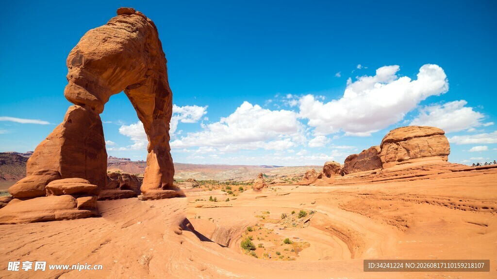 沙漠中的壮丽石拱门景观