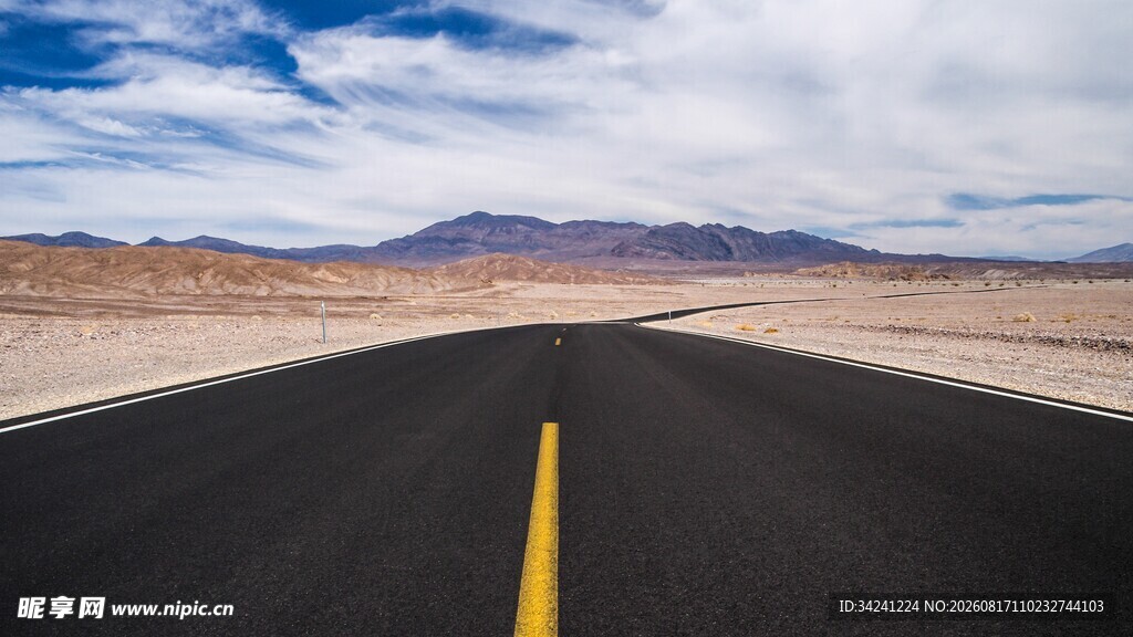 空旷公路延伸至远方