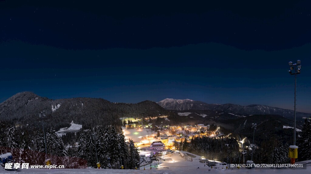 夜幕下的山间小镇美景