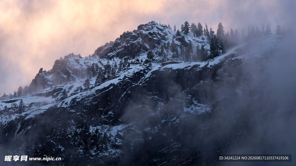 雪山云雾缭绕的壮美景观