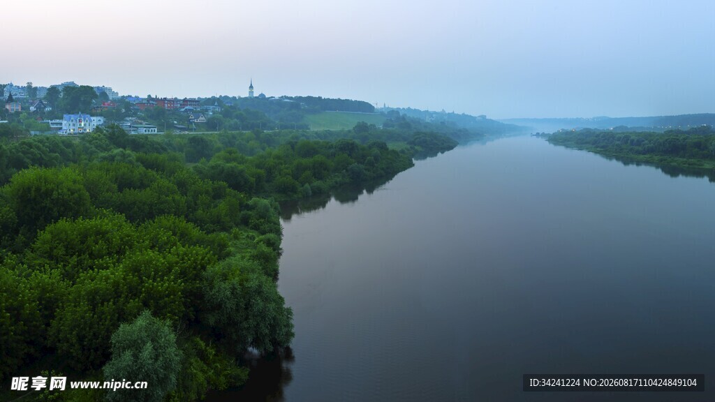 河畔绿意航拍美景