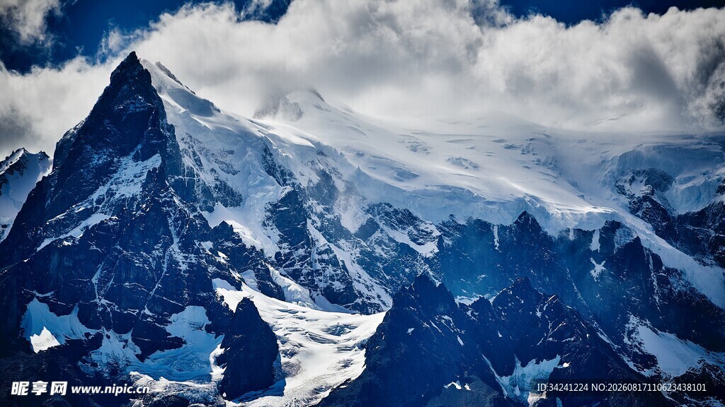 巍峨雪山壮丽景致