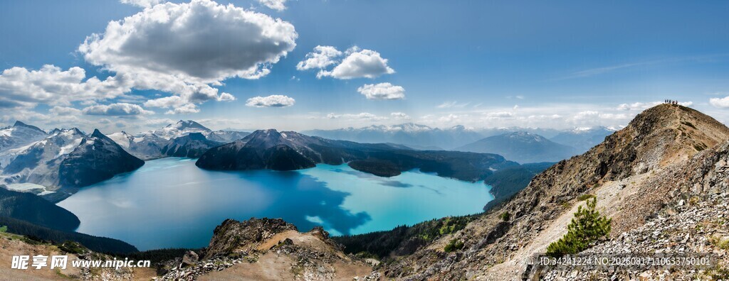 高山湖畔美景