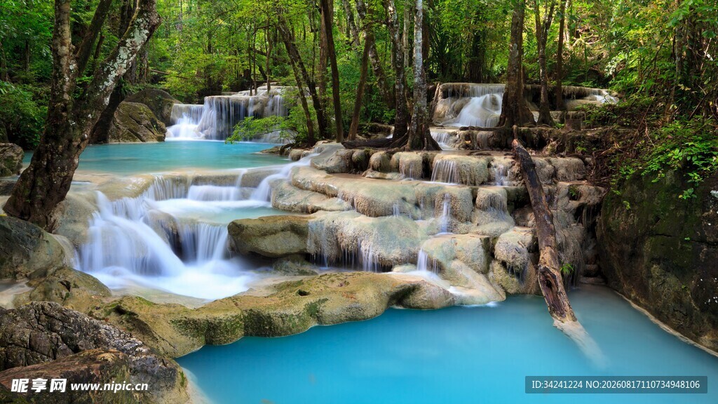 山间蓝溪美景