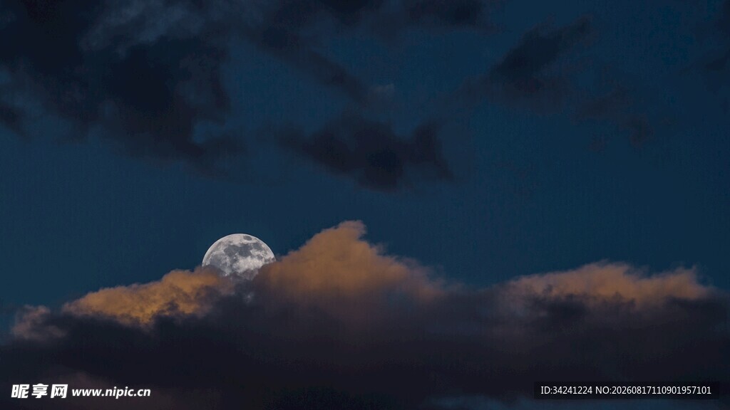夜空中的朦胧月色