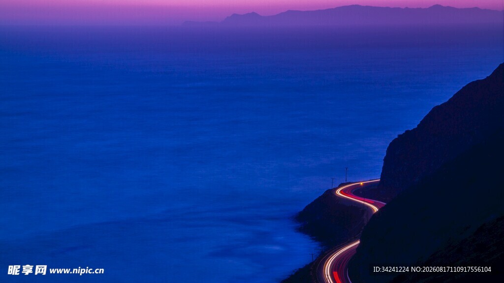 夜幕下蜿蜒海边公路