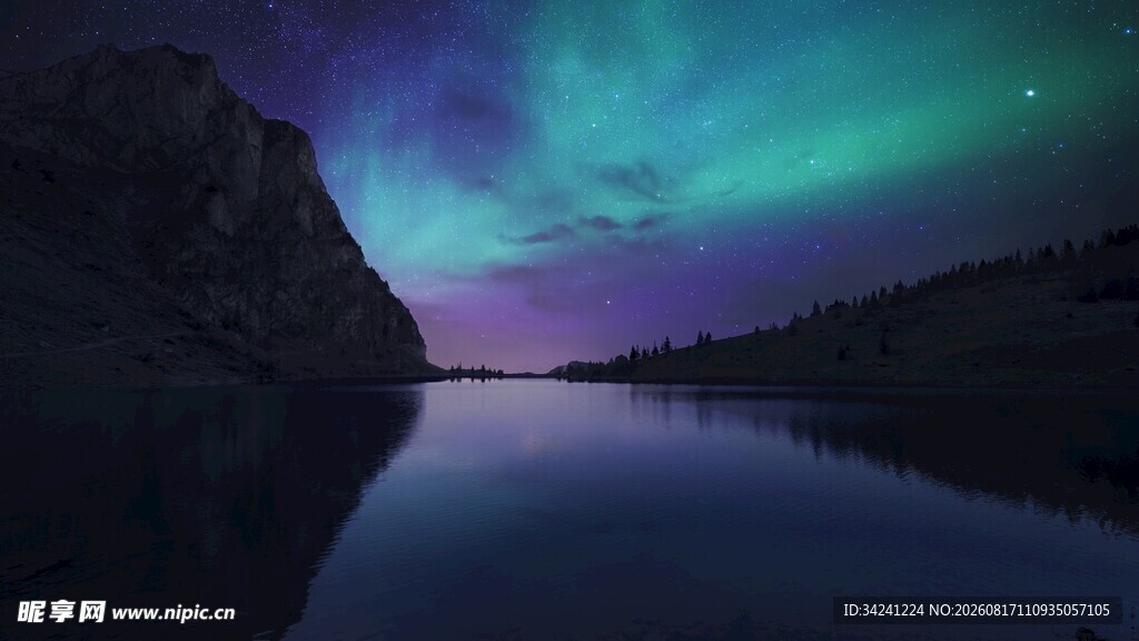 夜空下的极光与静谧湖水