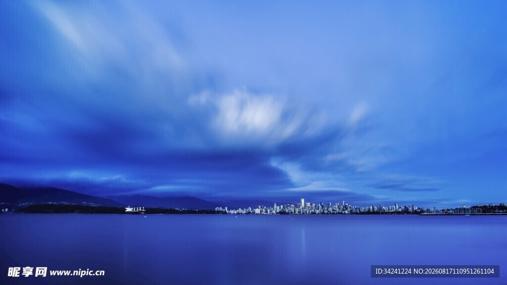 梦幻蓝调天空下的静谧湖景