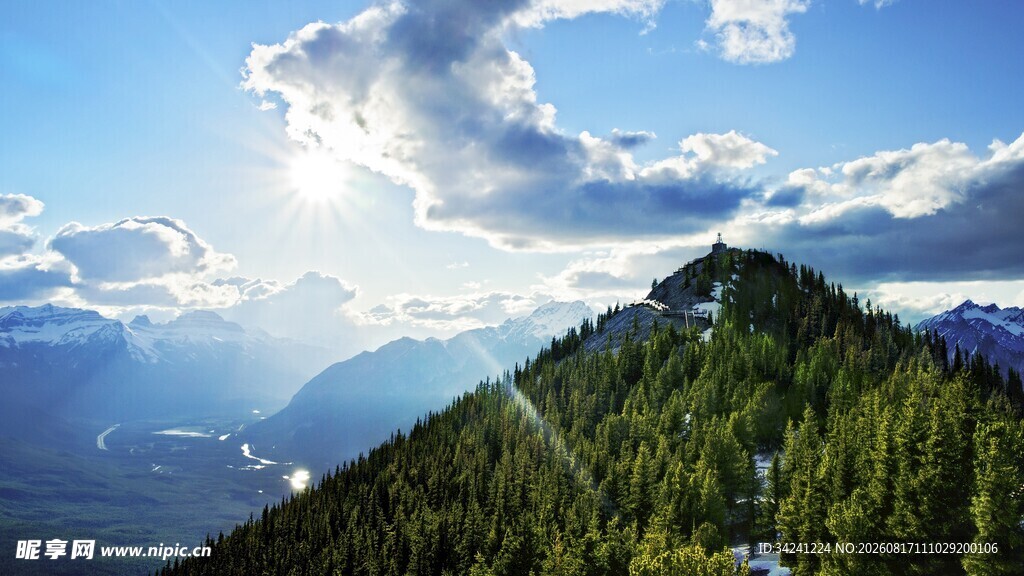 山巅之上的蓝天绿树美景