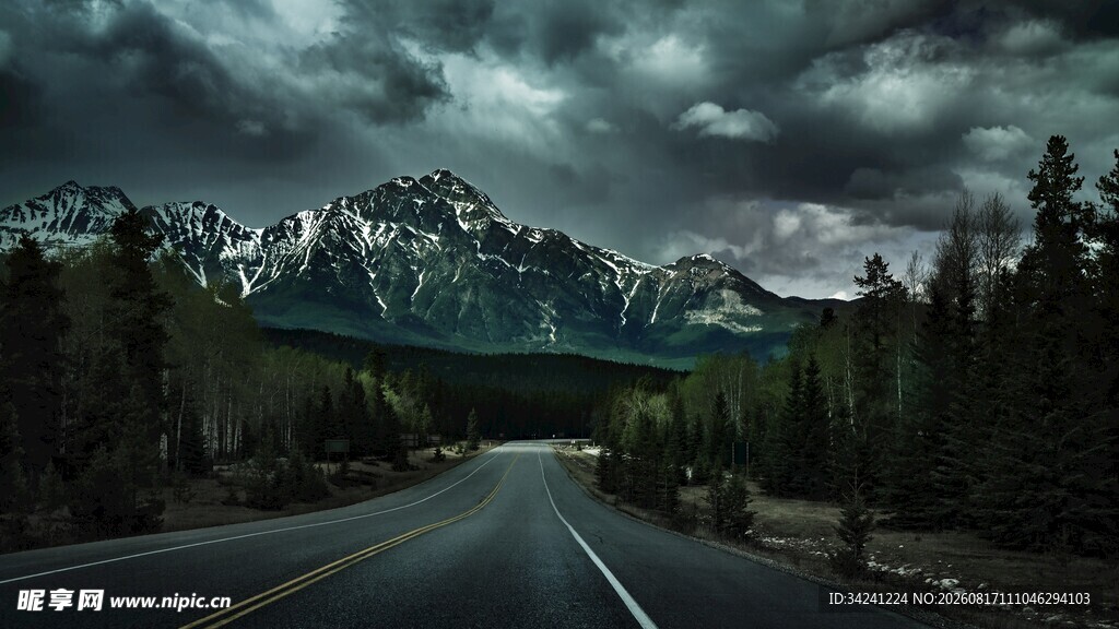 山间公路云雾缭绕之景
