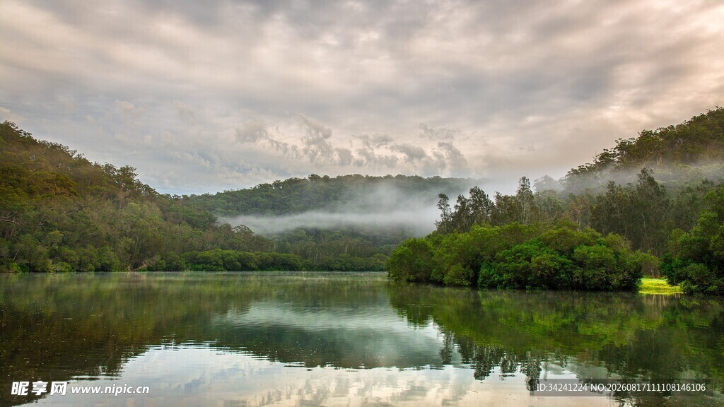 湖畔晨景