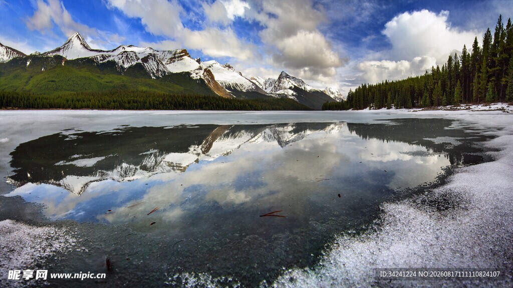 宁静湖畔的山水倒影美景