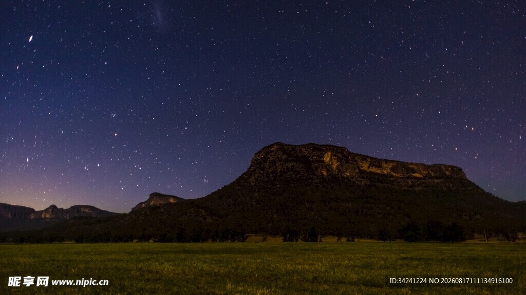 夜空下的山峦与闪烁繁星