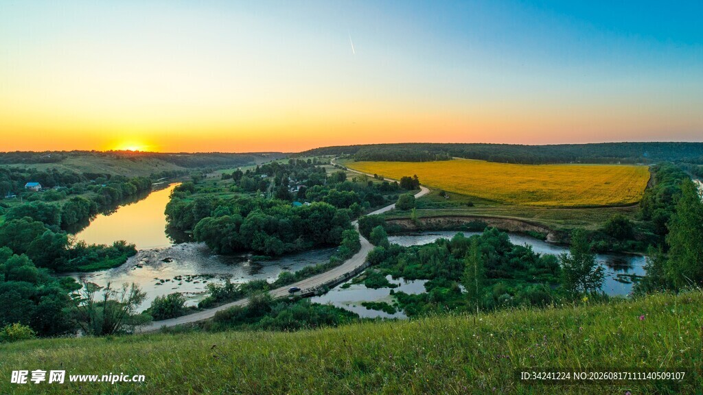 夕阳下的田园风光美景
