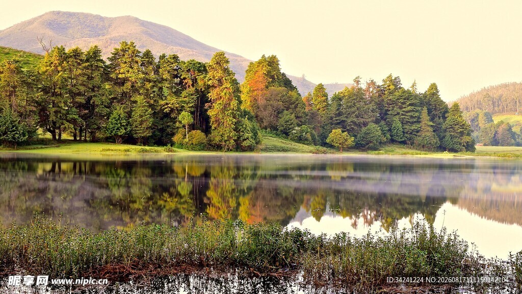 秋日湖畔美景